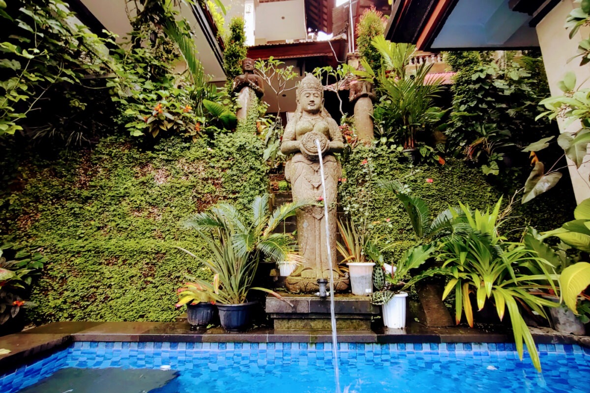 Hotel in Ubud, Pool, fountain and tropical greenery.