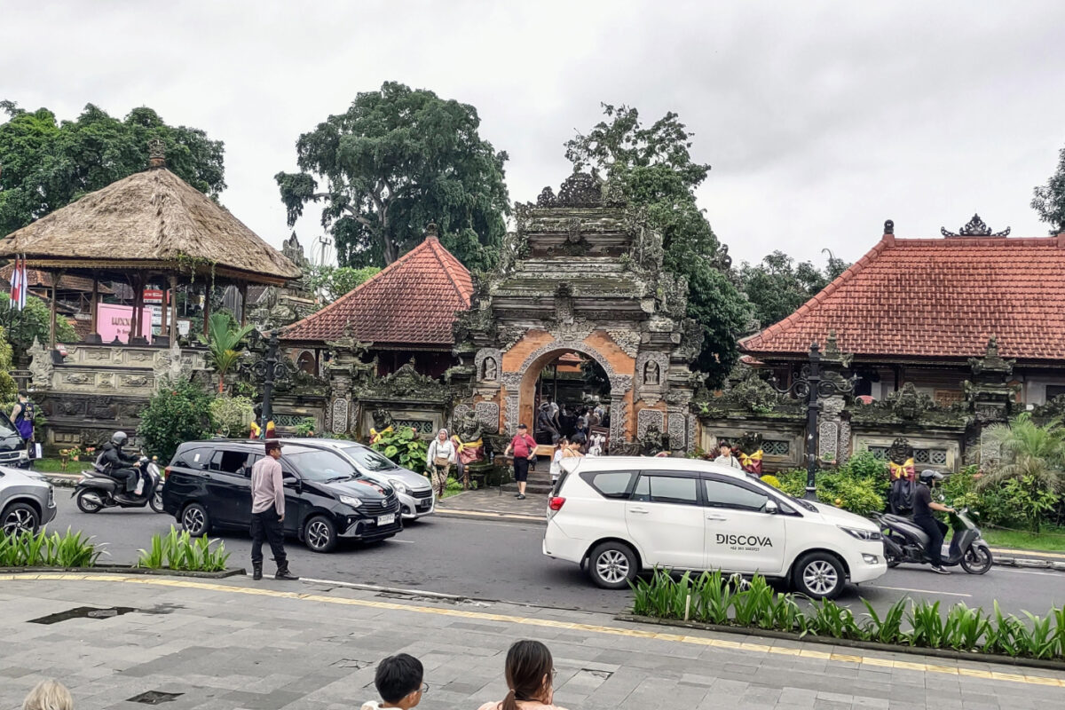 Ubud traffic jam outside the palace