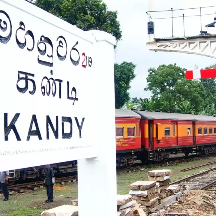 Sri Lanka Travel Blog train in station