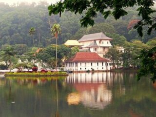 Temple of the tooth Kandy Lake