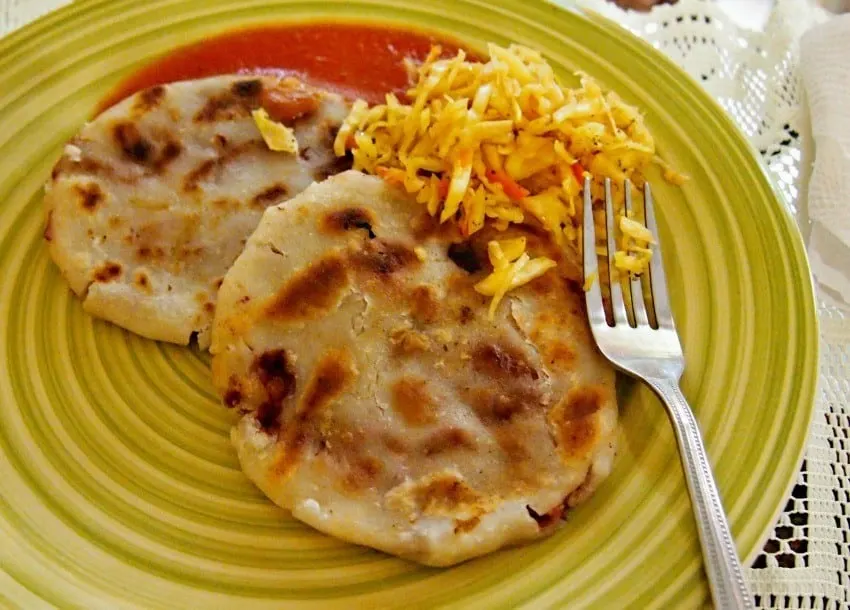 food in El Salvador pupusas con queso 