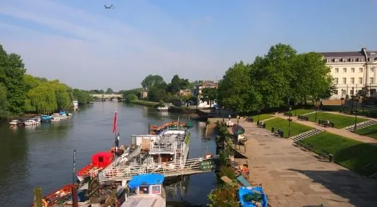 Walking from Twickenham to Richmond crossing Richmond Bridge Living in Twickenham