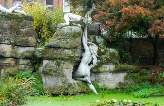 Statues River Thames Twickenham Tatta House