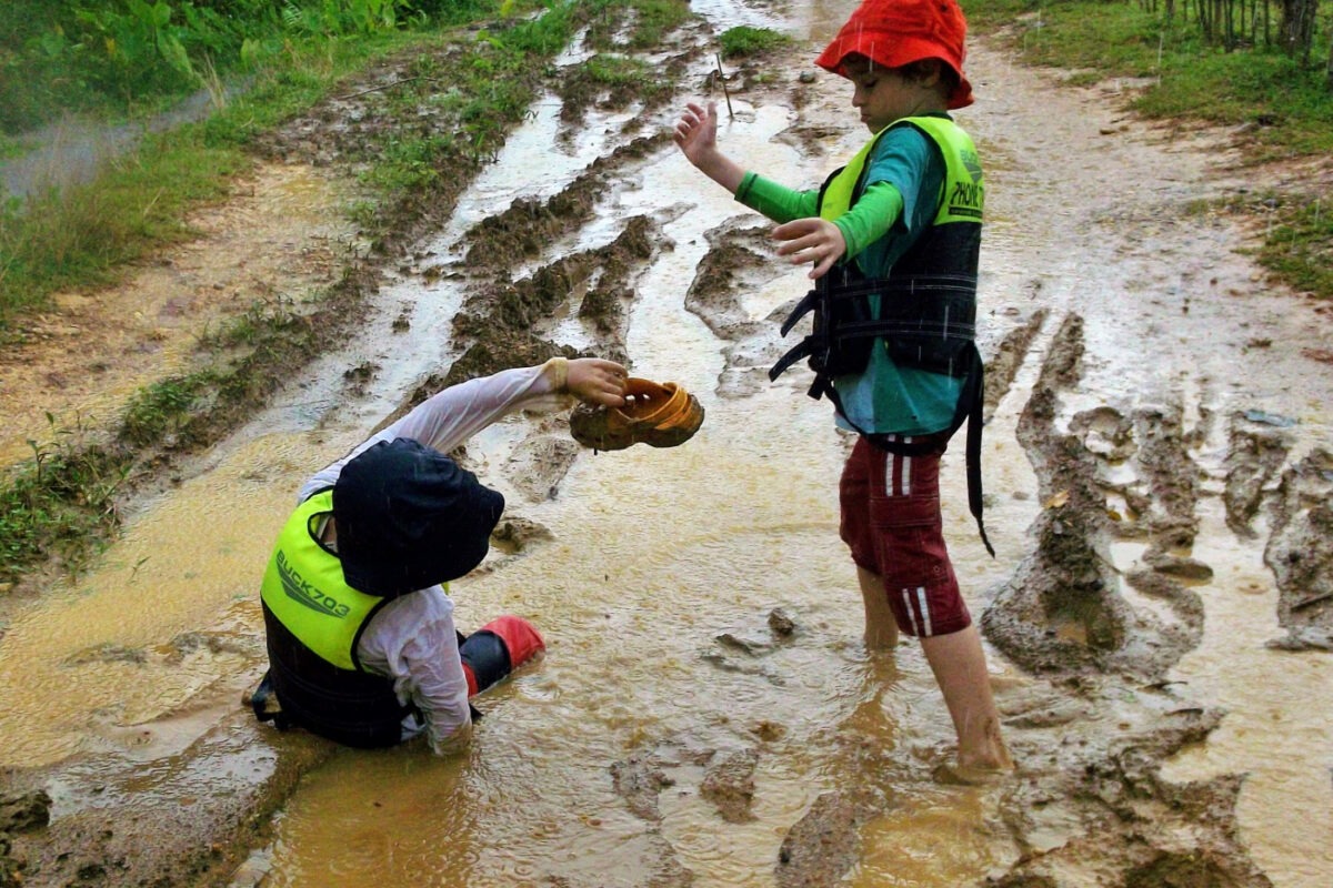 kids in mud