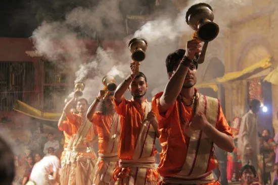 5 Unmissable Places in North India .Varanassi, ceremony on the Ganges