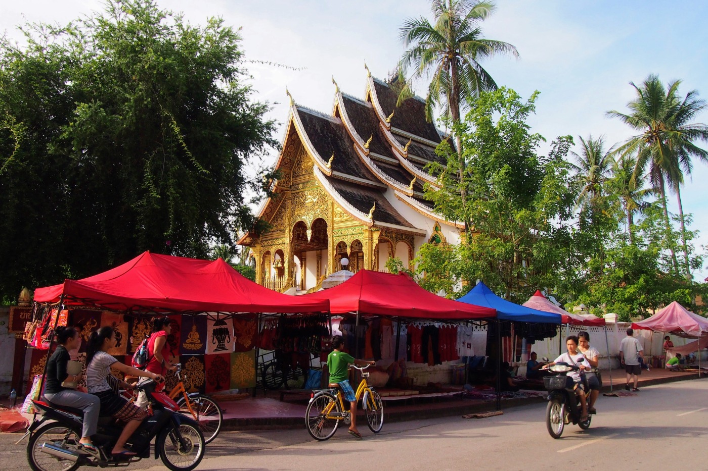 Luang Prabang Town, visiting with kids