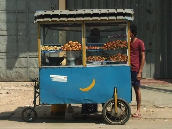 Street Food in Sri Lanka, Jaffna. Where to eat in Jaffna? Street food and local hotels are everywhere, but if you want a more up-market meal and a beer, you'll need to search harder. 