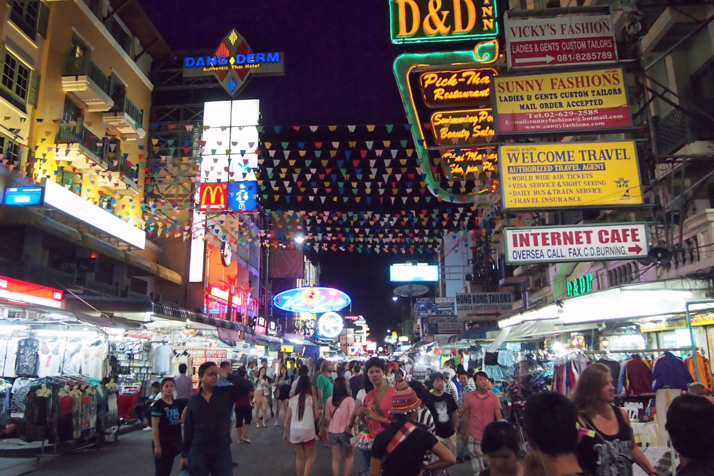 Khao san rd after dark busy with people