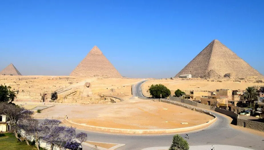 The pyramid and sphinx before the crowds arrive