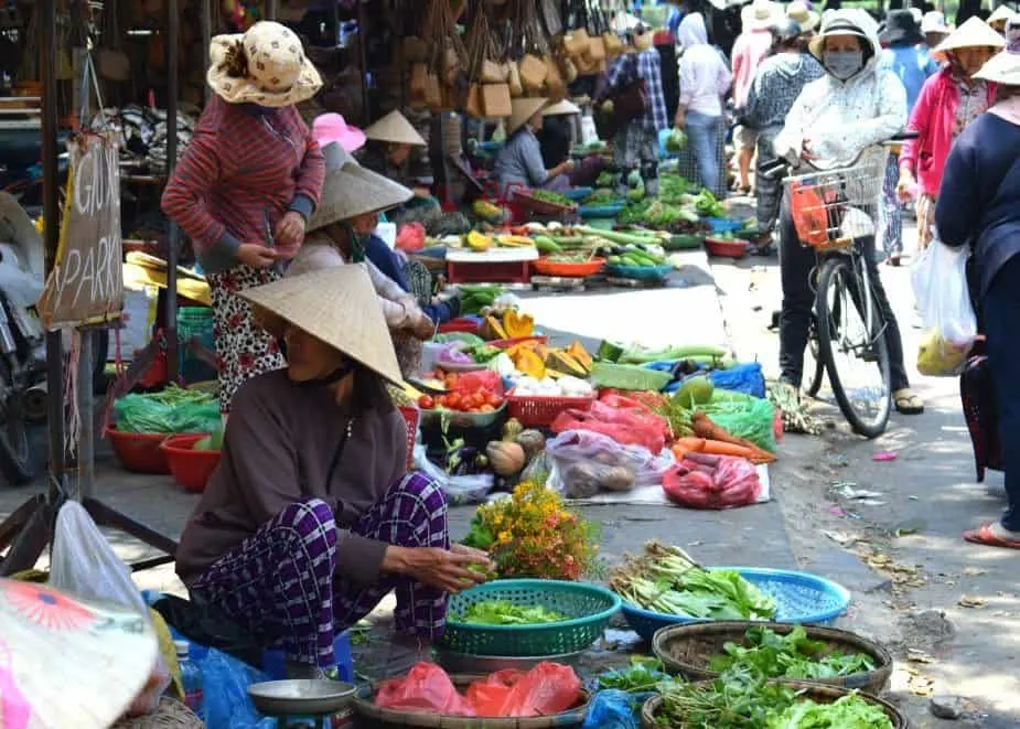 Living-in-Hoi-An-Shopping-at-Hoi-An-Market.