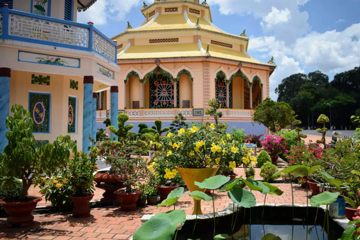 Cao Dai Temple, beutiful flowers and buildings