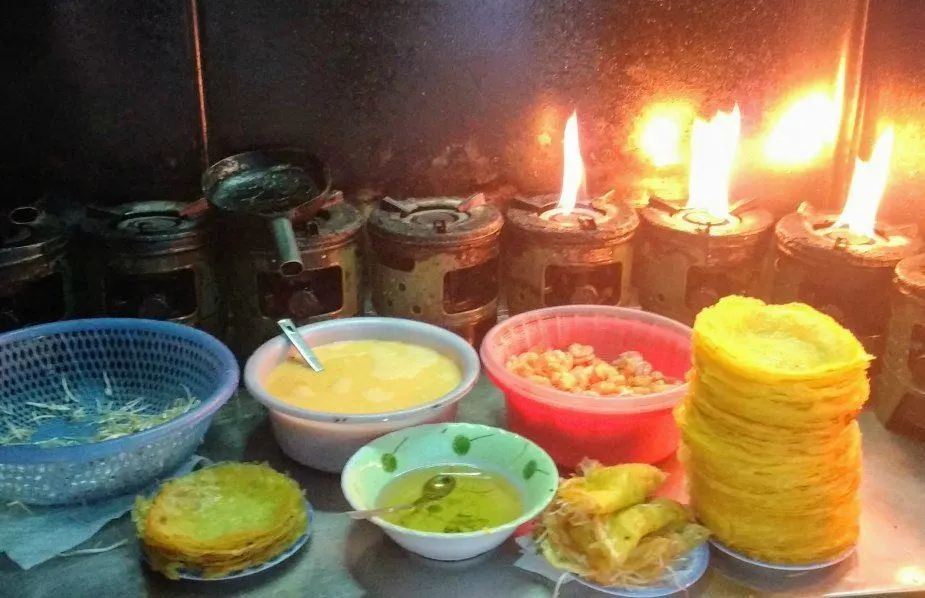 Bahn Xeo. Best foods to try in Hoi An Vietnam. Making Banh Xeo