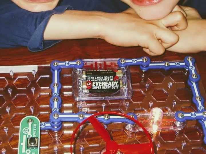 Best gifts for homeschoolers scientific electrical circuits set kit 