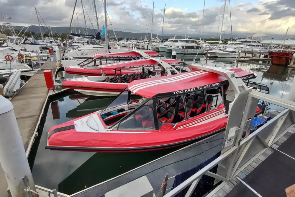 boats going to the great barrier reef from port douglas speed boats