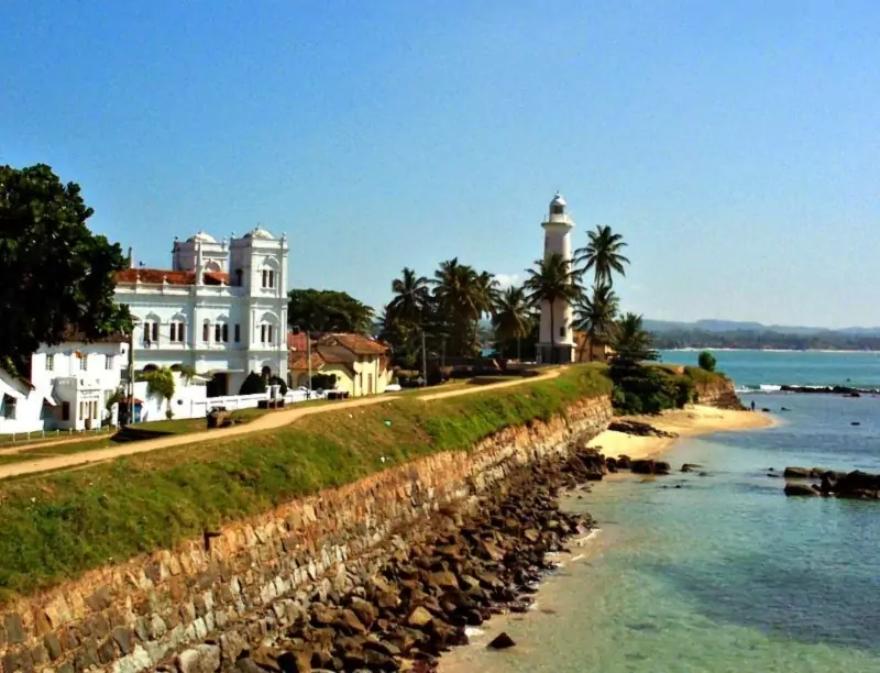 How to get to Galle from Colombo. Galle Lighthouse and beach.