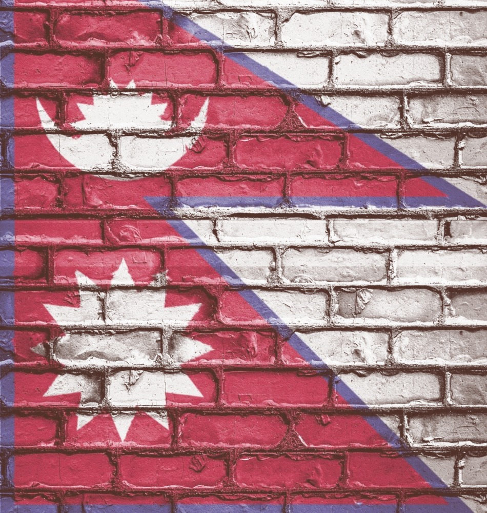 Nepal ist ein Land und hat eine der ungewöhnlichsten Flaggen der Welt. Diese doppelte Dreiecksflagge ist die Flagge von Nepal.