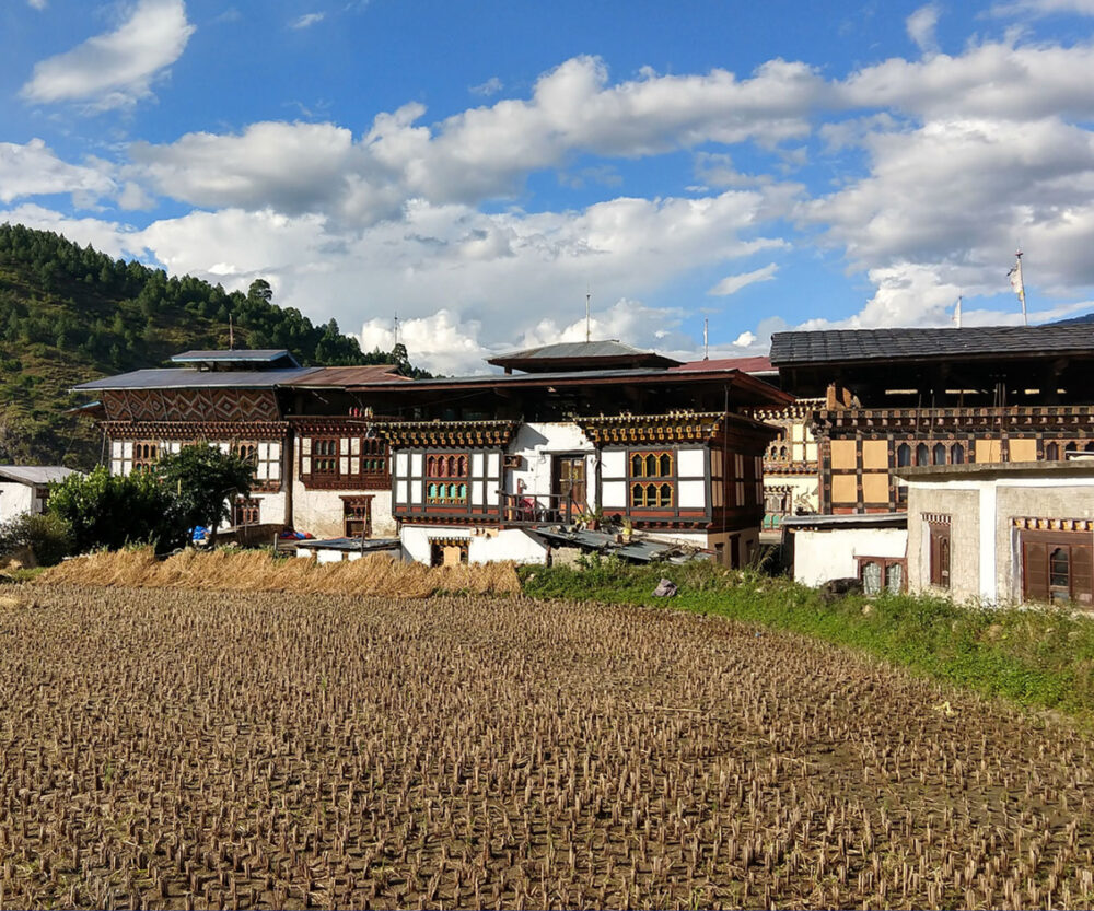 walking to chime lhakang bhutan