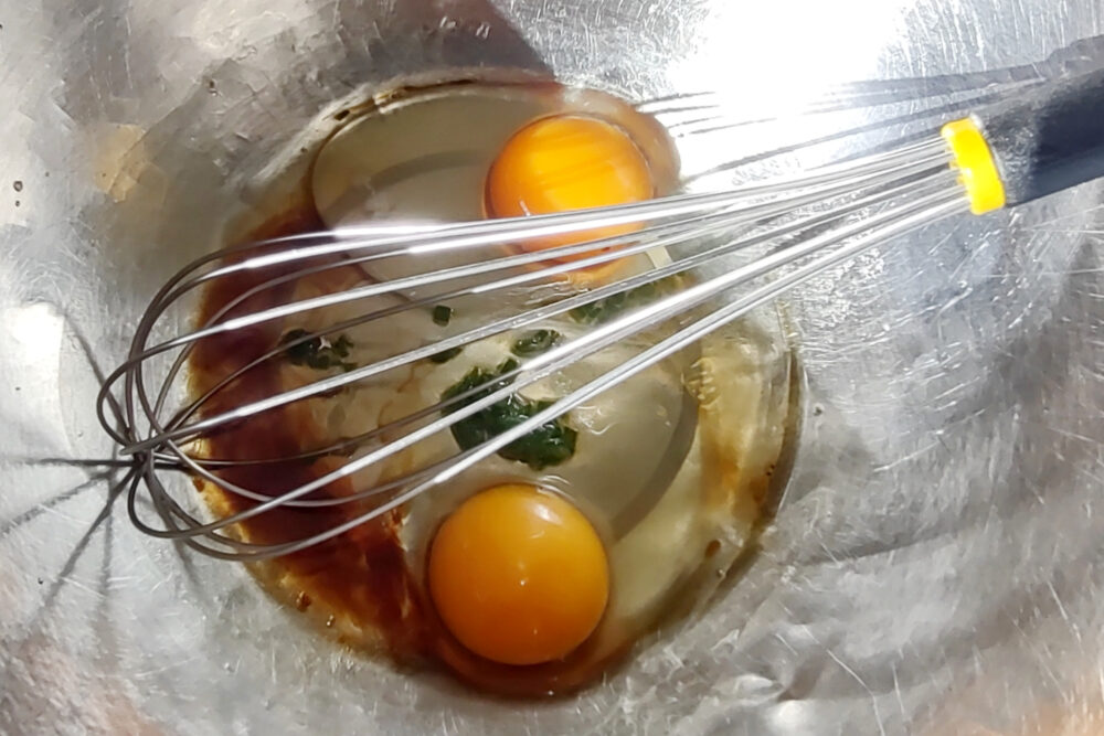 making thai omelette with balloon whisk and stainless steel bowl