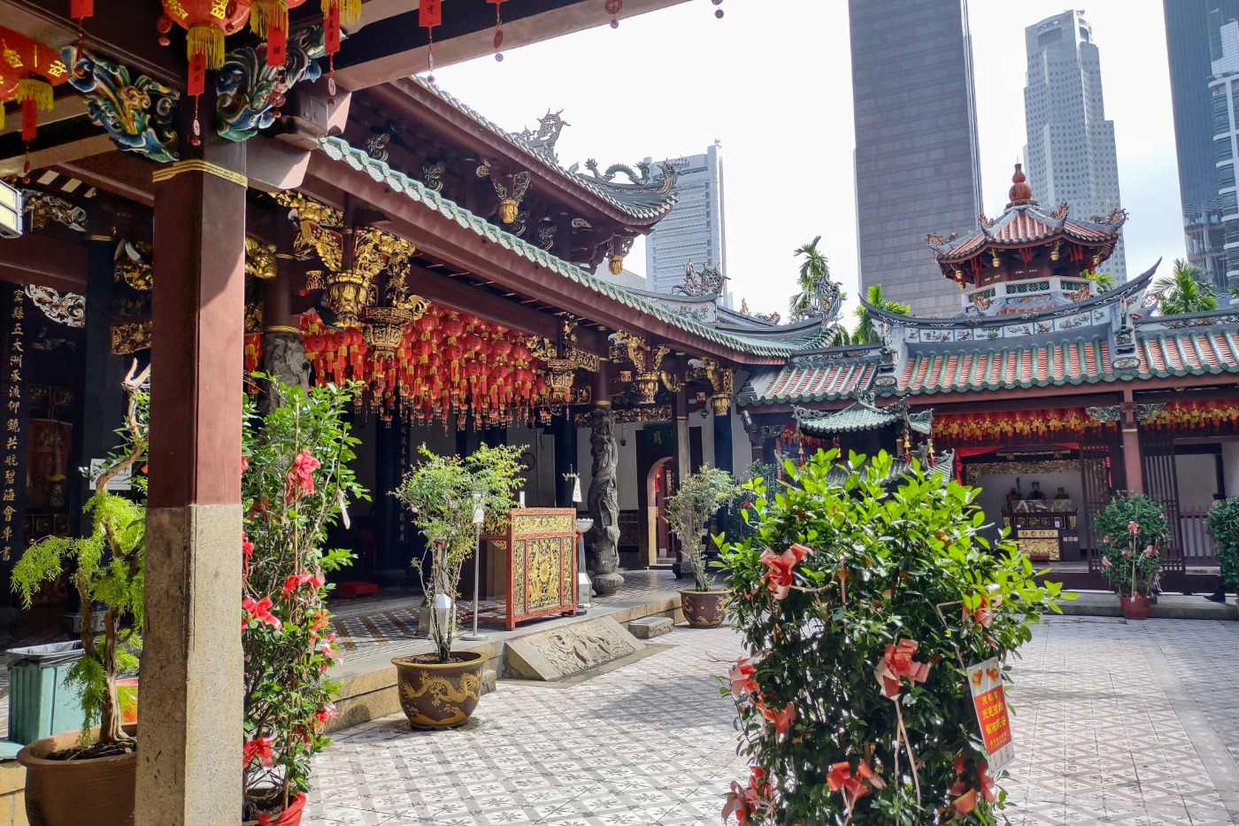 Beautiful Chinese Temple in Singapore's Chinatown