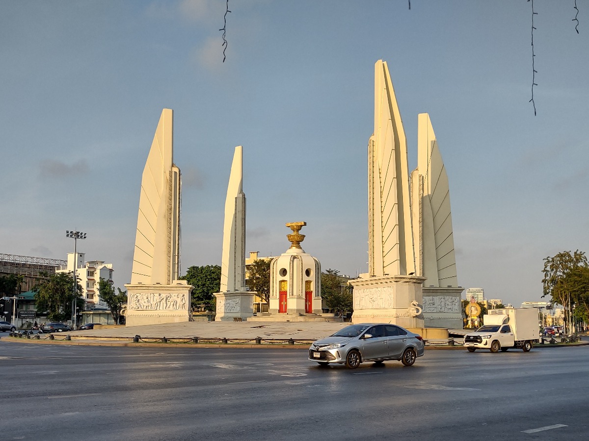 Visit Bangkok Democracy Monument