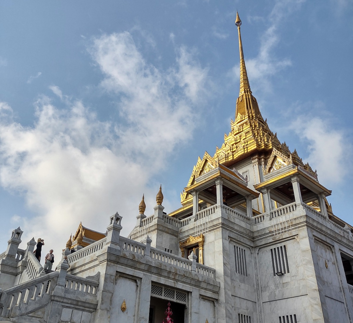 Visit Wat Traimit Bangkok