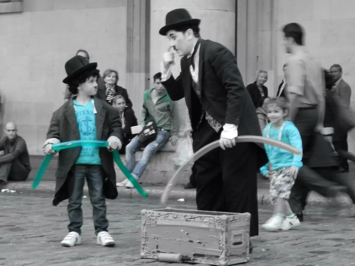 London street performers with kids