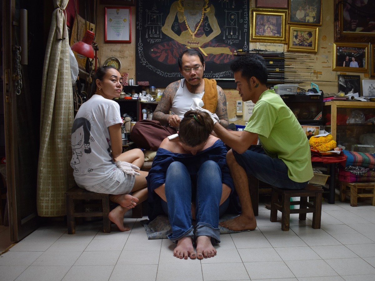 在泰国获得传统纹身泰国 sak yant 或竹子纹身