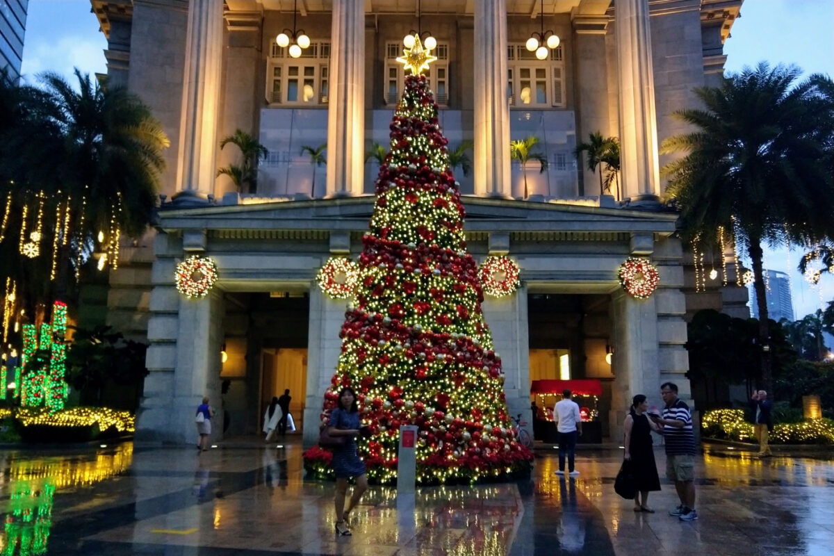 exterior of fullerton hotel with christmas tree