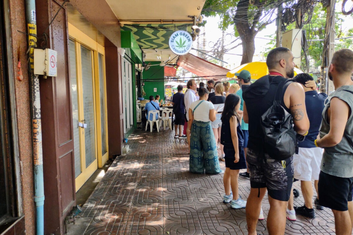 Queue of people waiting to eat at Jay Fai