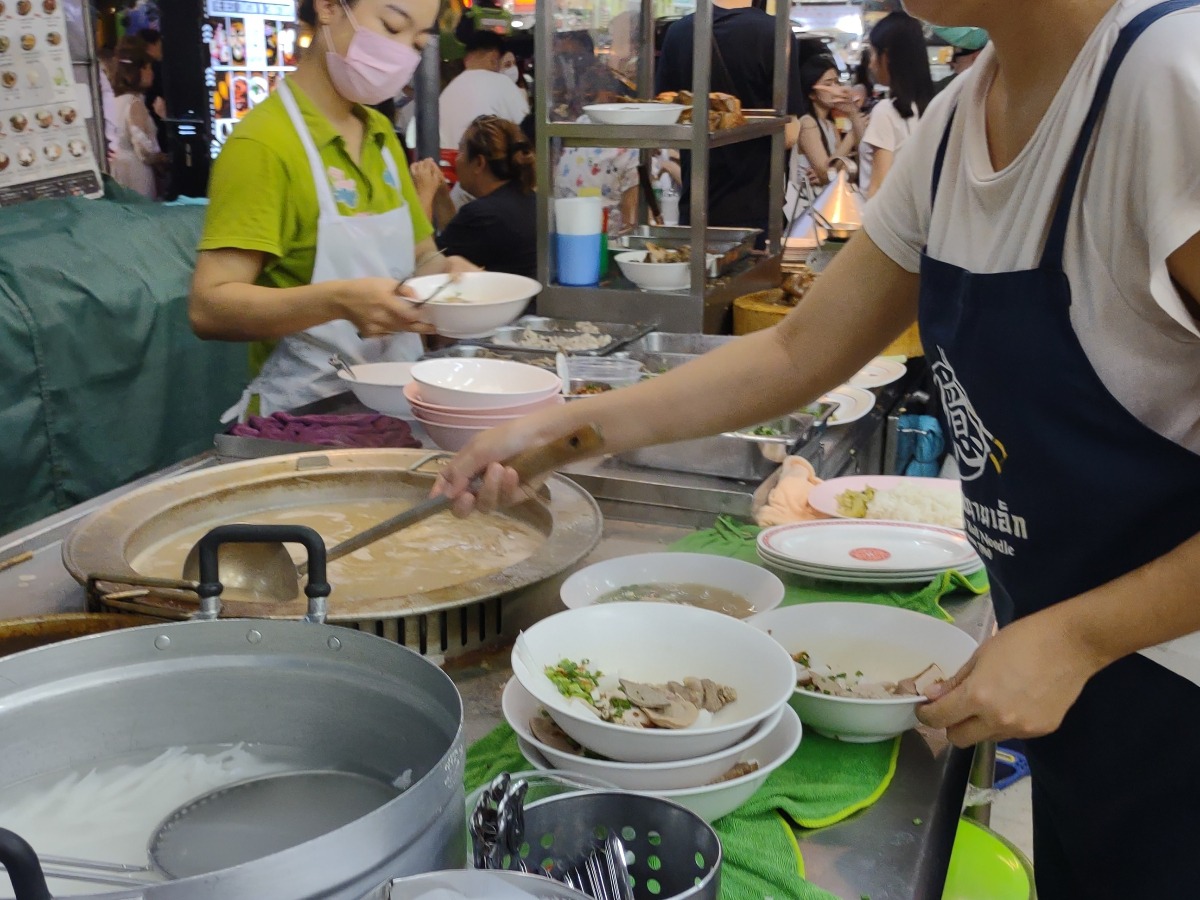 bangkok night market noodle soup stall